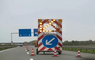 What are the requirements for traffic signs in prismatic scenarios