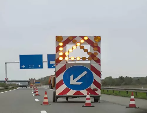 What are the requirements for traffic signs in prismatic scenarios?