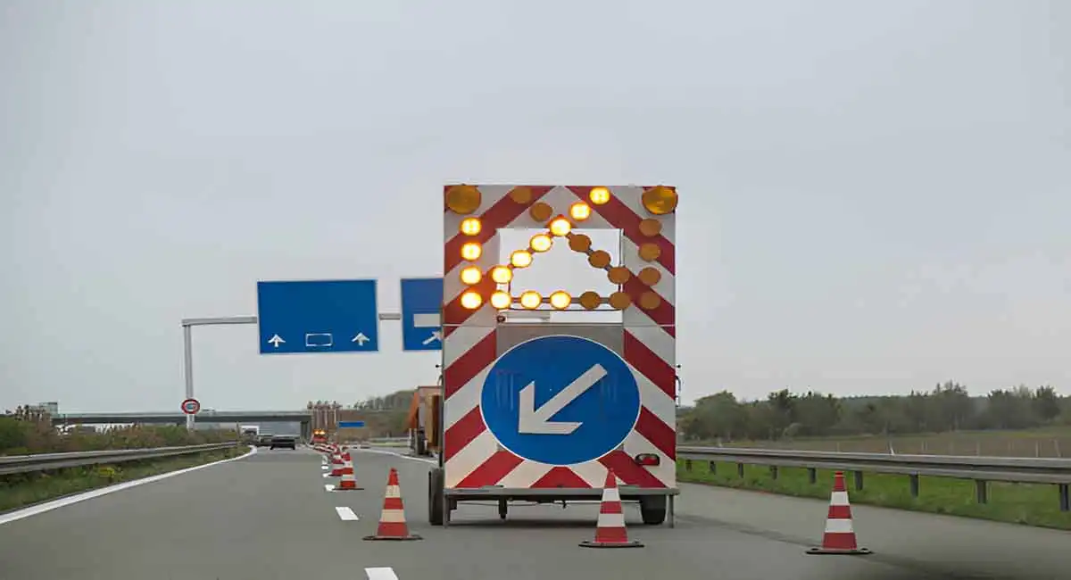 What are the requirements for traffic signs in prismatic scenarios