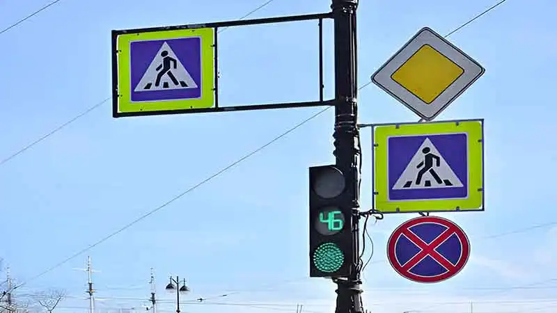 What are thet echnical requirements for traffic signs?