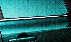 ¿Qué efecto tiene la película reflectante en los automóviles?