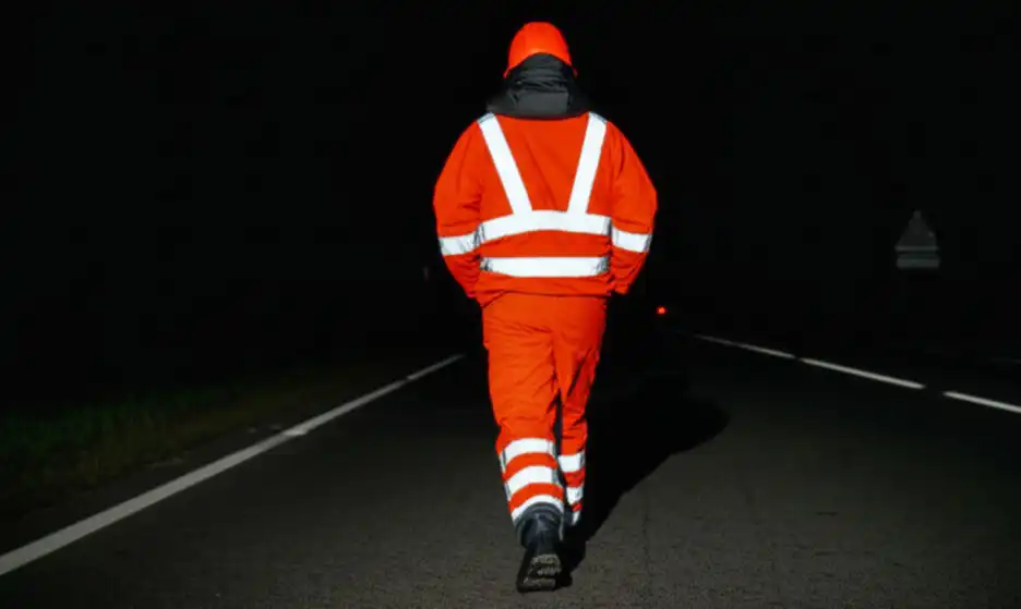 What should I pay attention to when purchasing reflective clothing