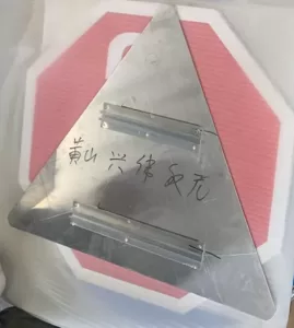 实体XW三角形停车标志的后视图